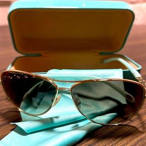 Tiffany blue sunglasses, hard case and lens wipe included
